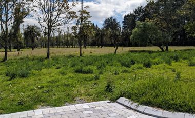 Venta de Terreno Checa Dentro de Urbanización Familiar, Ecuador