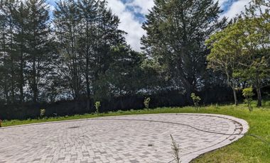 Venta de Terreno Checa Dentro de Urbanización Familiar, Ecuador
