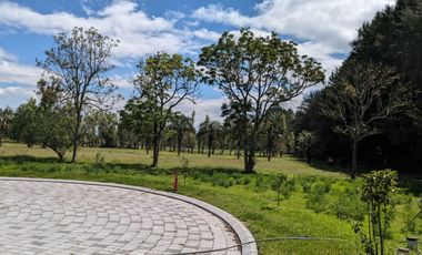 Venta de Terreno Checa Dentro de Urbanización Familiar, Ecuador