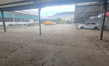 En alquiler bodega en av.Juan Tanca Marengo.