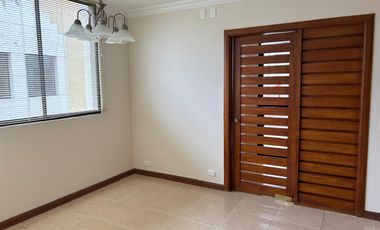 Venta Departamento Urbanización Las Bromelias, Monteserrín