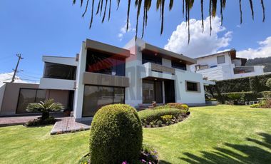 Casa de Venta en Quito, Sector de Cumbayá en MIRAVALLE 2, 4 dormitorios, 3 parqueaderos. Construcción 485m2, Terreno 783m2. Pecio: $525.000 dólares