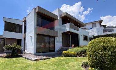 Casa de Venta en Quito, Sector de Cumbayá en MIRAVALLE 2, 4 dormitorios, 3 parqueaderos. Construcción 485m2, Terreno 783m2. Pecio: $525.000 dólares