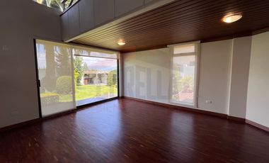Casa de Venta en Quito, Sector de Cumbayá en MIRAVALLE 2, 4 dormitorios, 3 parqueaderos. Construcción 485m2, Terreno 783m2. Pecio: $525.000 dólares