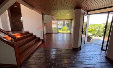 Casa de Venta en Quito, Sector de Cumbayá en MIRAVALLE 2, 4 dormitorios, 3 parqueaderos. Construcción 485m2, Terreno 783m2. Pecio: $525.000 dólares