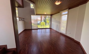 Casa de Venta en Quito, Sector de Cumbayá en MIRAVALLE 2, 4 dormitorios, 3 parqueaderos. Construcción 485m2, Terreno 783m2. Pecio: $525.000 dólares