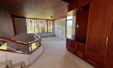 Casa de Venta en Quito, Sector de Cumbayá en MIRAVALLE 2, 4 dormitorios, 3 parqueaderos. Construcción 485m2, Terreno 783m2. Pecio: $525.000 dólares