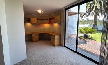 Casa de Venta en Quito, Sector de Cumbayá en MIRAVALLE 2, 4 dormitorios, 3 parqueaderos. Construcción 485m2, Terreno 783m2. Pecio: $525.000 dólares