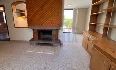 Casa de Venta en Quito, Sector de Cumbayá en MIRAVALLE 2, 4 dormitorios, 3 parqueaderos. Construcción 485m2, Terreno 783m2. Pecio: $525.000 dólares