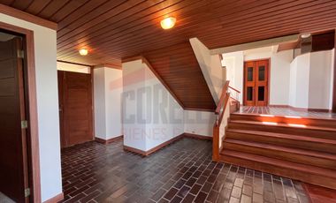 Casa de Venta en Quito, Sector de Cumbayá en MIRAVALLE 2, 4 dormitorios, 3 parqueaderos. Construcción 485m2, Terreno 783m2. Pecio: $525.000 dólares