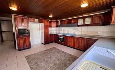 Casa de Venta en Quito, Sector de Cumbayá en MIRAVALLE 2, 4 dormitorios, 3 parqueaderos. Construcción 485m2, Terreno 783m2. Pecio: $525.000 dólares