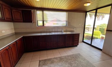 Casa de Venta en Quito, Sector de Cumbayá en MIRAVALLE 2, 4 dormitorios, 3 parqueaderos. Construcción 485m2, Terreno 783m2. Pecio: $525.000 dólares