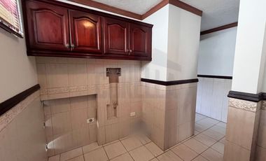 Casa de Venta en Quito, Sector de Cumbayá en MIRAVALLE 2, 4 dormitorios, 3 parqueaderos. Construcción 485m2, Terreno 783m2. Pecio: $525.000 dólares