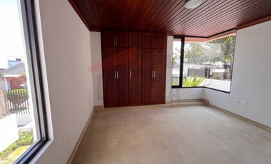 Casa de Venta en Quito, Sector de Cumbayá en MIRAVALLE 2, 4 dormitorios, 3 parqueaderos. Construcción 485m2, Terreno 783m2. Pecio: $525.000 dólares