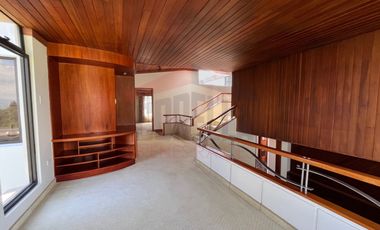 Casa de Venta en Quito, Sector de Cumbayá en MIRAVALLE 2, 4 dormitorios, 3 parqueaderos. Construcción 485m2, Terreno 783m2. Pecio: $525.000 dólares