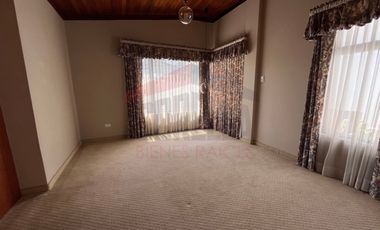 Casa de Venta en Quito, Sector de Cumbayá en MIRAVALLE 2, 4 dormitorios, 3 parqueaderos. Construcción 485m2, Terreno 783m2. Pecio: $525.000 dólares