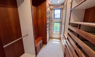 Casa de Venta en Quito, Sector de Cumbayá en MIRAVALLE 2, 4 dormitorios, 3 parqueaderos. Construcción 485m2, Terreno 783m2. Pecio: $525.000 dólares