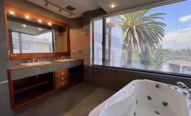 Casa de Venta en Quito, Sector de Cumbayá en MIRAVALLE 2, 4 dormitorios, 3 parqueaderos. Construcción 485m2, Terreno 783m2. Pecio: $525.000 dólares