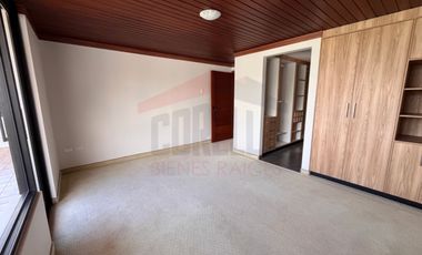 Casa de Venta en Quito, Sector de Cumbayá en MIRAVALLE 2, 4 dormitorios, 3 parqueaderos. Construcción 485m2, Terreno 783m2. Pecio: $525.000 dólares