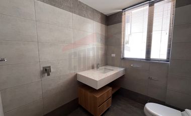 Casa de Venta en Quito, Sector de Cumbayá en MIRAVALLE 2, 4 dormitorios, 3 parqueaderos. Construcción 485m2, Terreno 783m2. Pecio: $525.000 dólares