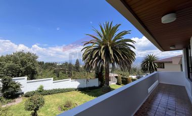 Casa de Venta en Quito, Sector de Cumbayá en MIRAVALLE 2, 4 dormitorios, 3 parqueaderos. Construcción 485m2, Terreno 783m2. Pecio: $525.000 dólares