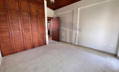 Casa de Venta en Quito, Sector de Cumbayá en MIRAVALLE 2, 4 dormitorios, 3 parqueaderos. Construcción 485m2, Terreno 783m2. Pecio: $525.000 dólares