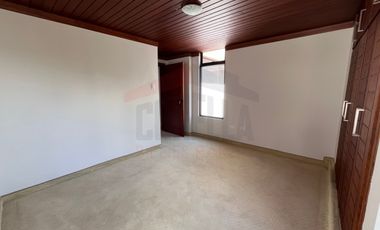 Casa de Venta en Quito, Sector de Cumbayá en MIRAVALLE 2, 4 dormitorios, 3 parqueaderos. Construcción 485m2, Terreno 783m2. Pecio: $525.000 dólares