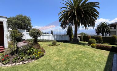 Casa de Venta en Quito, Sector de Cumbayá en MIRAVALLE 2, 4 dormitorios, 3 parqueaderos. Construcción 485m2, Terreno 783m2. Pecio: $525.000 dólares