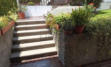 Casa de Venta en Quito, Sector de Cumbayá en MIRAVALLE 2, 4 dormitorios, 3 parqueaderos. Construcción 485m2, Terreno 783m2. Pecio: $525.000 dólares