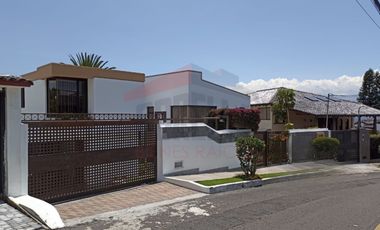 Casa de Venta en Quito, Sector de Cumbayá en MIRAVALLE 2, 4 dormitorios, 3 parqueaderos. Construcción 485m2, Terreno 783m2. Pecio: $525.000 dólares