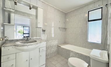 Se arrienda casa en Alameda, 4 piezas, 3 baños, 4 estacionamientos, Curicó