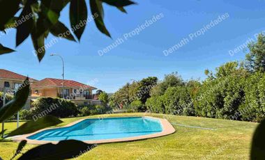 Casa de 3 piso en condominio Central