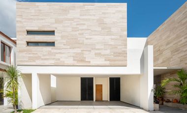 Casa de lujo con alberca y energía solar en Bosques de Bambú Playa del Carmen