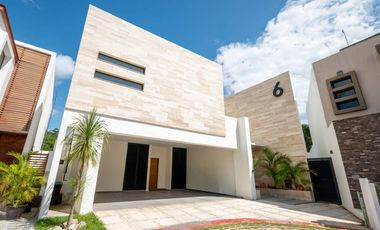 Casa de lujo con alberca y energía solar en Bosques de Bambú Playa del Carmen