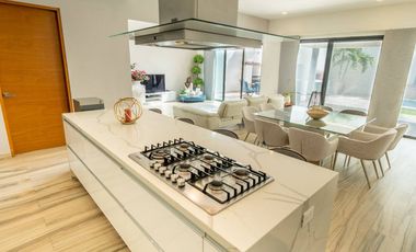 Casa de lujo con alberca y energía solar en Bosques de Bambú Playa del Carmen