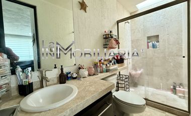 VENTA CASA ACTUALIZADA EN JARDINES DE BELLAVISTA