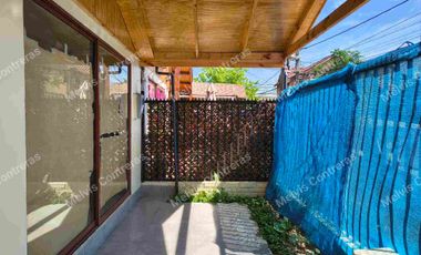 Se Vende Casa en Maipú. Alcione 1139.
✔️Características:
100. Mts2 Totales.
90 mTs2 Construidos.
3 Dormitorios.
1 Baño.
Amplio Living Comedor.
Amplia Cocina.
Conexión a Lavadora.
2 Estacionamientos Techados.
✔️Entorno:
Cercana a Locomoción.
Supermercados.
Ferias Libres.
Todo tipo de Comercios.
Cesfam.
Hospitales.
Colegios.
Jardines de Infancias.

💲Valor de Venta 115.000.000. Comisión del 2% Más IVA.
Se acepta todo medio de pago. 
MC Propiedades 
Tu aleada inmobiliaria