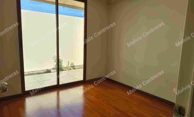 Se Vende Casa en Maipú. Alcione 1139.
✔️Características:
100. Mts2 Totales.
90 mTs2 Construidos.
3 Dormitorios.
1 Baño.
Amplio Living Comedor.
Amplia Cocina.
Conexión a Lavadora.
2 Estacionamientos Techados.
✔️Entorno:
Cercana a Locomoción.
Supermercados.
Ferias Libres.
Todo tipo de Comercios.
Cesfam.
Hospitales.
Colegios.
Jardines de Infancias.

💲Valor de Venta 115.000.000. Comisión del 2% Más IVA.
Se acepta todo medio de pago. 
MC Propiedades 
Tu aleada inmobiliaria