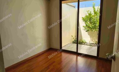 Se Vende Casa en Maipú. Alcione 1139.
✔️Características:
100. Mts2 Totales.
90 mTs2 Construidos.
3 Dormitorios.
1 Baño.
Amplio Living Comedor.
Amplia Cocina.
Conexión a Lavadora.
2 Estacionamientos Techados.
✔️Entorno:
Cercana a Locomoción.
Supermercados.
Ferias Libres.
Todo tipo de Comercios.
Cesfam.
Hospitales.
Colegios.
Jardines de Infancias.

💲Valor de Venta 115.000.000. Comisión del 2% Más IVA.
Se acepta todo medio de pago. 
MC Propiedades 
Tu aleada inmobiliaria