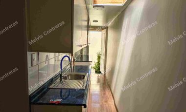 Se Vende Casa en Maipú. Alcione 1139.
✔️Características:
100. Mts2 Totales.
90 mTs2 Construidos.
3 Dormitorios.
1 Baño.
Amplio Living Comedor.
Amplia Cocina.
Conexión a Lavadora.
2 Estacionamientos Techados.
✔️Entorno:
Cercana a Locomoción.
Supermercados.
Ferias Libres.
Todo tipo de Comercios.
Cesfam.
Hospitales.
Colegios.
Jardines de Infancias.

💲Valor de Venta 115.000.000. Comisión del 2% Más IVA.
Se acepta todo medio de pago. 
MC Propiedades 
Tu aleada inmobiliaria