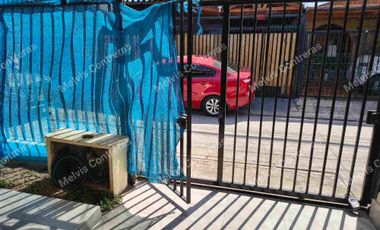 Se Vende Casa en Maipú. Alcione 1139.
✔️Características:
100. Mts2 Totales.
90 mTs2 Construidos.
3 Dormitorios.
1 Baño.
Amplio Living Comedor.
Amplia Cocina.
Conexión a Lavadora.
2 Estacionamientos Techados.
✔️Entorno:
Cercana a Locomoción.
Supermercados.
Ferias Libres.
Todo tipo de Comercios.
Cesfam.
Hospitales.
Colegios.
Jardines de Infancias.

💲Valor de Venta 115.000.000. Comisión del 2% Más IVA.
Se acepta todo medio de pago. 
MC Propiedades 
Tu aleada inmobiliaria