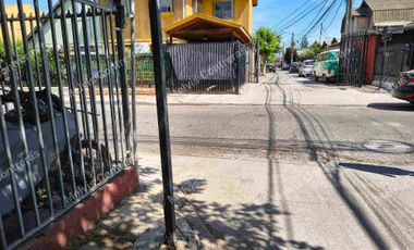 Se Vende Casa en Maipú. Alcione 1139.
✔️Características:
100. Mts2 Totales.
90 mTs2 Construidos.
3 Dormitorios.
1 Baño.
Amplio Living Comedor.
Amplia Cocina.
Conexión a Lavadora.
2 Estacionamientos Techados.
✔️Entorno:
Cercana a Locomoción.
Supermercados.
Ferias Libres.
Todo tipo de Comercios.
Cesfam.
Hospitales.
Colegios.
Jardines de Infancias.

💲Valor de Venta 115.000.000. Comisión del 2% Más IVA.
Se acepta todo medio de pago. 
MC Propiedades 
Tu aleada inmobiliaria