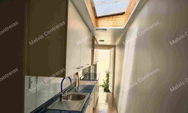 Se Vende Casa en Maipú. Alcione 1139.
✔️Características:
100. Mts2 Totales.
90 mTs2 Construidos.
3 Dormitorios.
1 Baño.
Amplio Living Comedor.
Amplia Cocina.
Conexión a Lavadora.
2 Estacionamientos Techados.
✔️Entorno:
Cercana a Locomoción.
Supermercados.
Ferias Libres.
Todo tipo de Comercios.
Cesfam.
Hospitales.
Colegios.
Jardines de Infancias.

💲Valor de Venta 115.000.000. Comisión del 2% Más IVA.
Se acepta todo medio de pago. 
MC Propiedades 
Tu aleada inmobiliaria