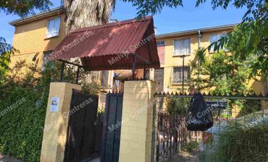 Se vende Depto en Quilicura. Estación Til-til block 0240.
✅ Características:
48mt2
Piso 3.
3 Dormitorios 
1 Baño
Living/Comedor
Área de lavado aparte
Con estacionamiento.
✅ Entorno:
Cercano al Metro Quilicura.
A 2 minutos de la Locomoción.
Comercios
Ferias Libres
Supermercados.
Colegios.
Cesfam
Hospitales.

💲Valor de Venta 70.000.000 Negociable.
Comisión del 2% más Iva.
Se acepta todo medio de pago.

MCPROPIEDADES 
Tu aleada inmobiliaria