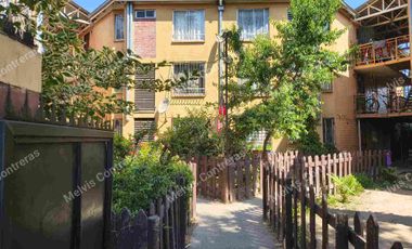 Se vende Depto en Quilicura. Estación Til-til block 0240.
✅ Características:
48mt2
Piso 3.
3 Dormitorios 
1 Baño
Living/Comedor
Área de lavado aparte
Con estacionamiento.
✅ Entorno:
Cercano al Metro Quilicura.
A 2 minutos de la Locomoción.
Comercios
Ferias Libres
Supermercados.
Colegios.
Cesfam
Hospitales.

💲Valor de Venta 70.000.000 Negociable.
Comisión del 2% más Iva.
Se acepta todo medio de pago.

MCPROPIEDADES 
Tu aleada inmobiliaria