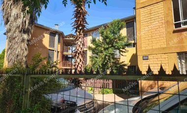 Se vende Depto en Quilicura. Estación Til-til block 0240.
✅ Características:
48mt2
Piso 3.
3 Dormitorios 
1 Baño
Living/Comedor
Área de lavado aparte
Con estacionamiento.
✅ Entorno:
Cercano al Metro Quilicura.
A 2 minutos de la Locomoción.
Comercios
Ferias Libres
Supermercados.
Colegios.
Cesfam
Hospitales.

💲Valor de Venta 70.000.000 Negociable.
Comisión del 2% más Iva.
Se acepta todo medio de pago.

MCPROPIEDADES 
Tu aleada inmobiliaria