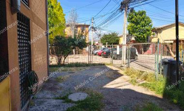 Se vende Depto en Quilicura. Estación Til-til block 0240.
✅ Características:
48mt2
Piso 3.
3 Dormitorios 
1 Baño
Living/Comedor
Área de lavado aparte
Con estacionamiento.
✅ Entorno:
Cercano al Metro Quilicura.
A 2 minutos de la Locomoción.
Comercios
Ferias Libres
Supermercados.
Colegios.
Cesfam
Hospitales.

💲Valor de Venta 70.000.000 Negociable.
Comisión del 2% más Iva.
Se acepta todo medio de pago.

MCPROPIEDADES 
Tu aleada inmobiliaria