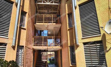 Se vende Depto en Quilicura. Estación Til-til block 0240.
✅ Características:
48mt2
Piso 3.
3 Dormitorios 
1 Baño
Living/Comedor
Área de lavado aparte
Con estacionamiento.
✅ Entorno:
Cercano al Metro Quilicura.
A 2 minutos de la Locomoción.
Comercios
Ferias Libres
Supermercados.
Colegios.
Cesfam
Hospitales.

💲Valor de Venta 70.000.000 Negociable.
Comisión del 2% más Iva.
Se acepta todo medio de pago.

MCPROPIEDADES 
Tu aleada inmobiliaria