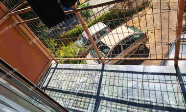 Se vende Depto en Quilicura. Estación Til-til block 0240.
✅ Características:
48mt2
Piso 3.
3 Dormitorios 
1 Baño
Living/Comedor
Área de lavado aparte
Con estacionamiento.
✅ Entorno:
Cercano al Metro Quilicura.
A 2 minutos de la Locomoción.
Comercios
Ferias Libres
Supermercados.
Colegios.
Cesfam
Hospitales.

💲Valor de Venta 70.000.000 Negociable.
Comisión del 2% más Iva.
Se acepta todo medio de pago.

MCPROPIEDADES 
Tu aleada inmobiliaria