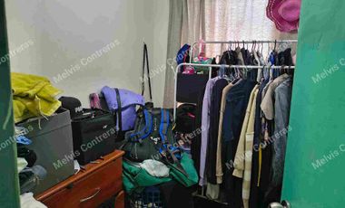 Se vende Depto en Quilicura. Estación Til-til block 0240.
✅ Características:
48mt2
Piso 3.
3 Dormitorios 
1 Baño
Living/Comedor
Área de lavado aparte
Con estacionamiento.
✅ Entorno:
Cercano al Metro Quilicura.
A 2 minutos de la Locomoción.
Comercios
Ferias Libres
Supermercados.
Colegios.
Cesfam
Hospitales.

💲Valor de Venta 70.000.000 Negociable.
Comisión del 2% más Iva.
Se acepta todo medio de pago.

MCPROPIEDADES 
Tu aleada inmobiliaria